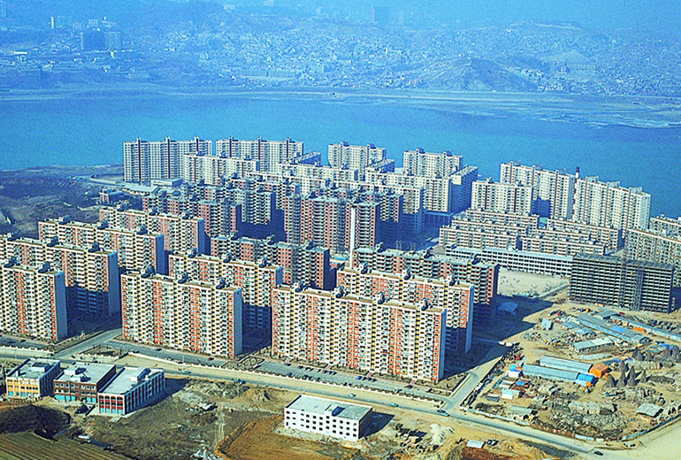 In the 1970s, when large-scale apartments became necessary, Hyundai Engineering & Construction built Hyundai apartments.